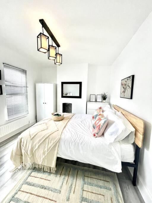 Spacious Modern Victorian House In Rochester Wainscot Екстериор снимка