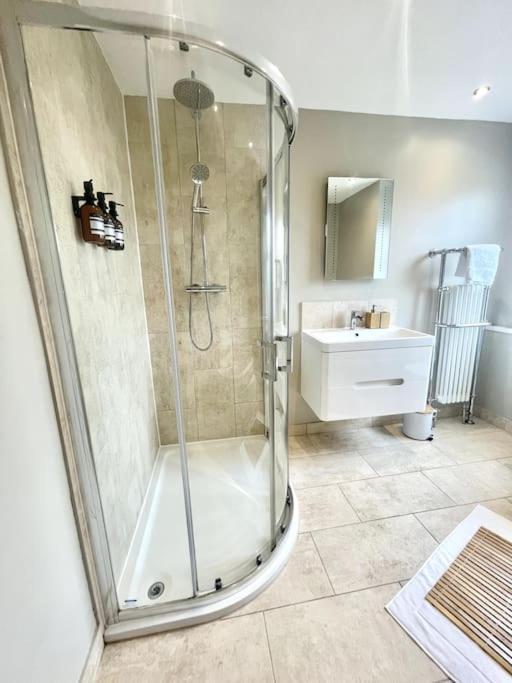 Spacious Modern Victorian House In Rochester Wainscot Екстериор снимка