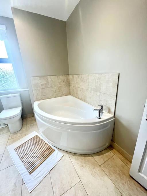 Spacious Modern Victorian House In Rochester Wainscot Екстериор снимка
