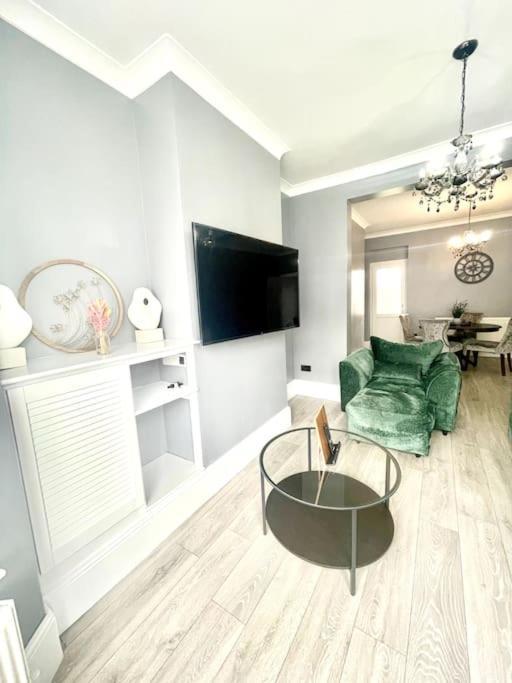 Spacious Modern Victorian House In Rochester Wainscot Екстериор снимка