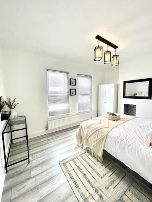 Spacious Modern Victorian House In Rochester Wainscot Екстериор снимка